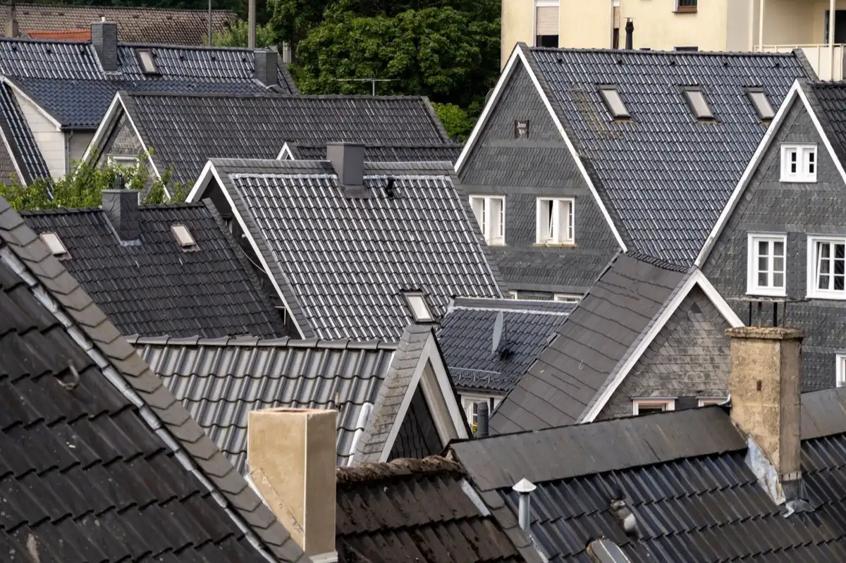 Steep roof eaves and gutter lines on houses in Allen, TX